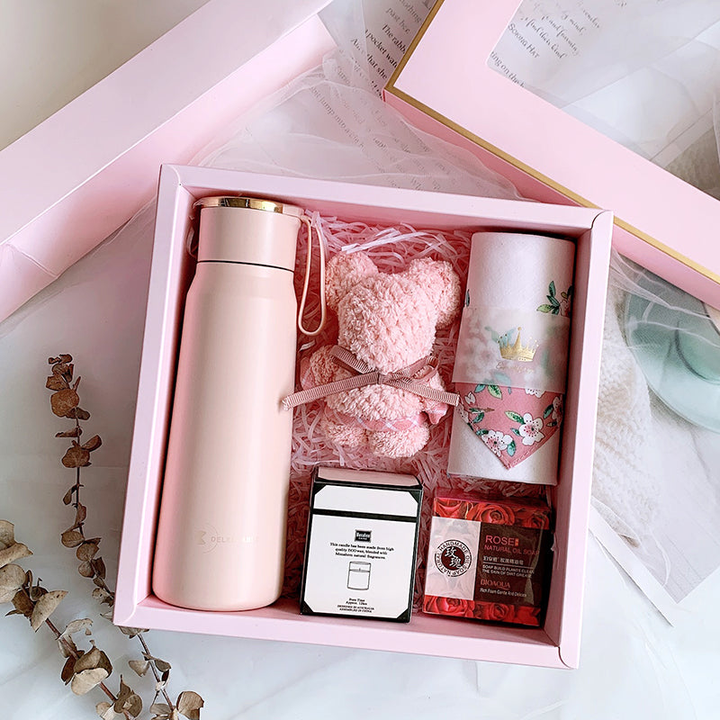 Logo customization company gives employees and customers practical hand gift boxes