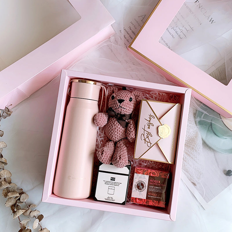 Logo customization company gives employees and customers practical hand gift boxes