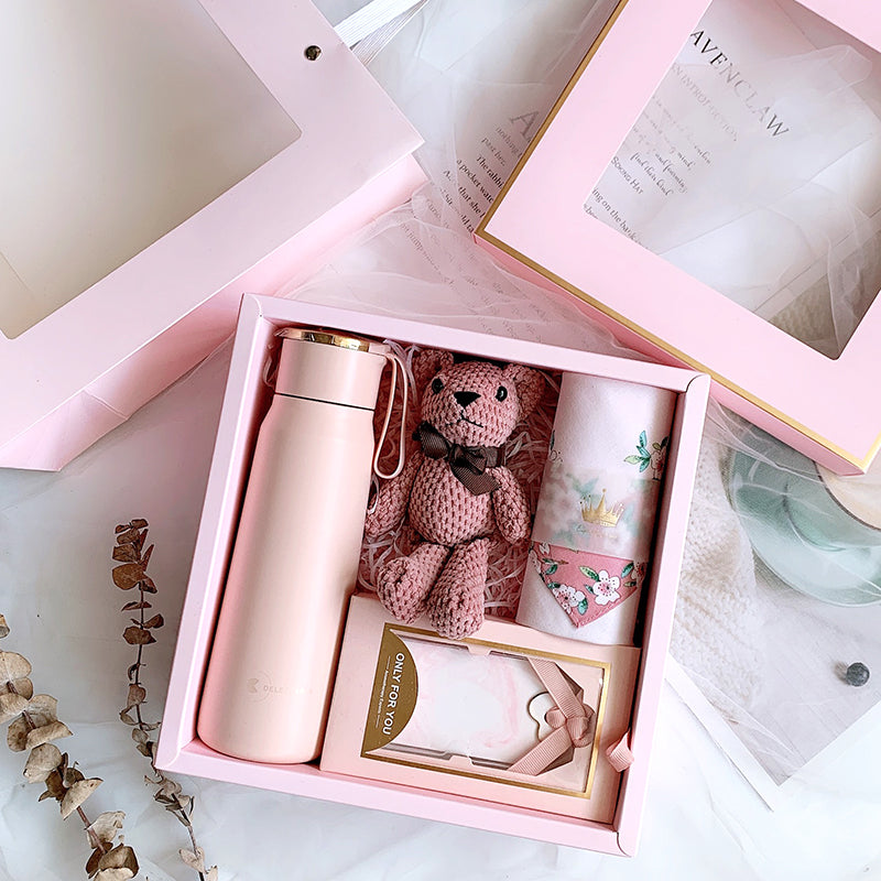 Logo customization company gives employees and customers practical hand gift boxes